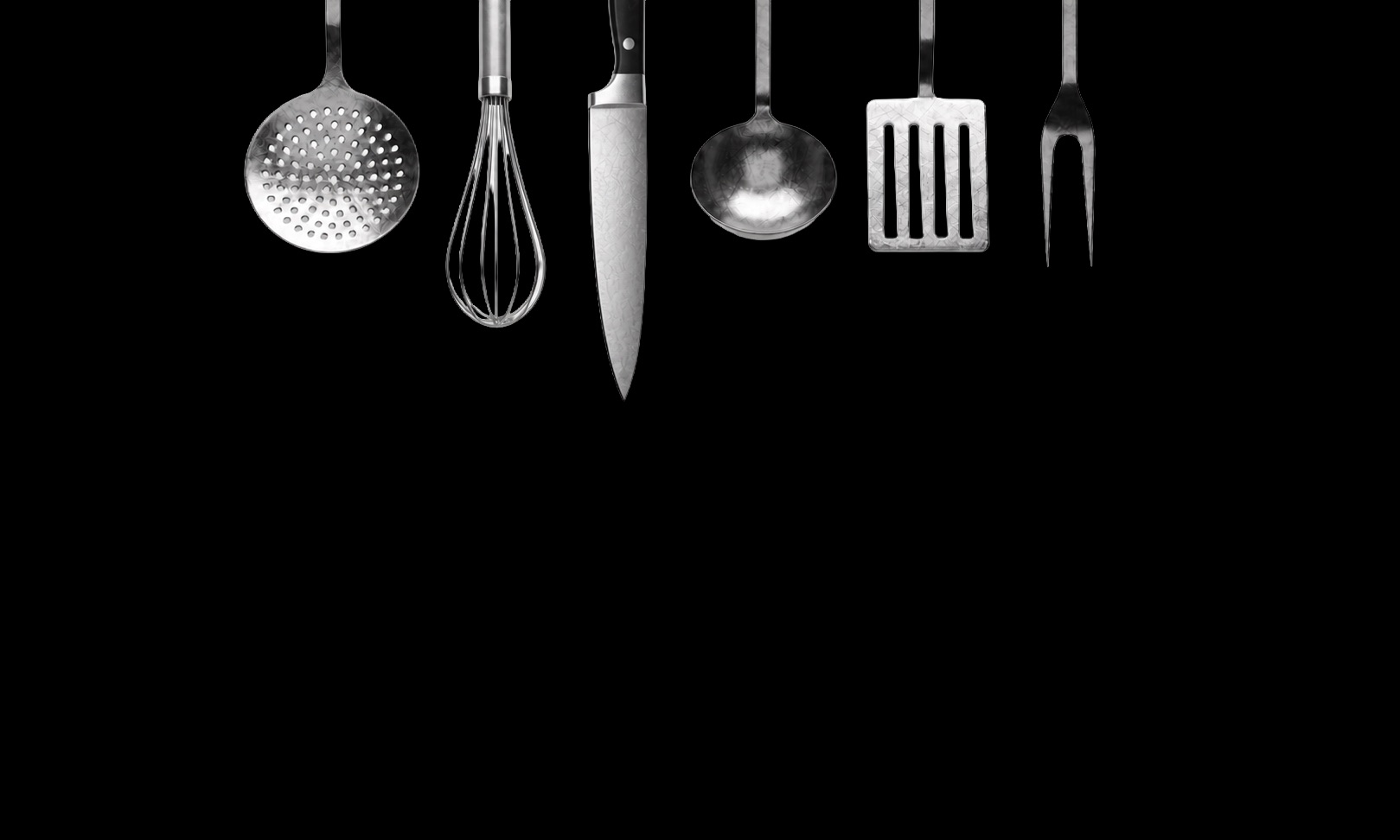 Hängende Küchen-Utensilien vor schwarzem Grund